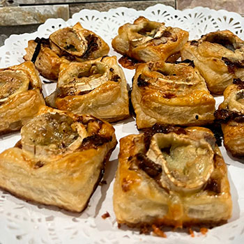 Hojaldres ligeros, crujientes y dorados, elaborados a mano para que cada bocado se deshaga en tu boca