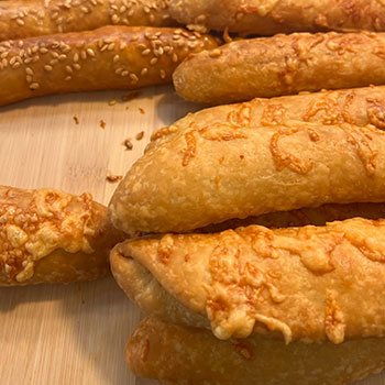 Palito coca en Anna Canals: pastel tradicionalmente dulce o salado, consumido en Cataluña, la Franja Aragonesa, Valencia y las Islas Baleares.